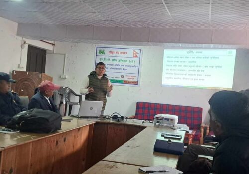 ओखलढुङ्गाका किशोरीहरूलाई एचपीभी खोप लगाइदै