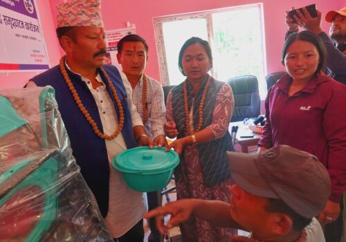ओखलढुङ्गामा ६ सय ६१ जना अपाङ्गता भएकाहरूलाई सहायक सामाग्री वितरण ।